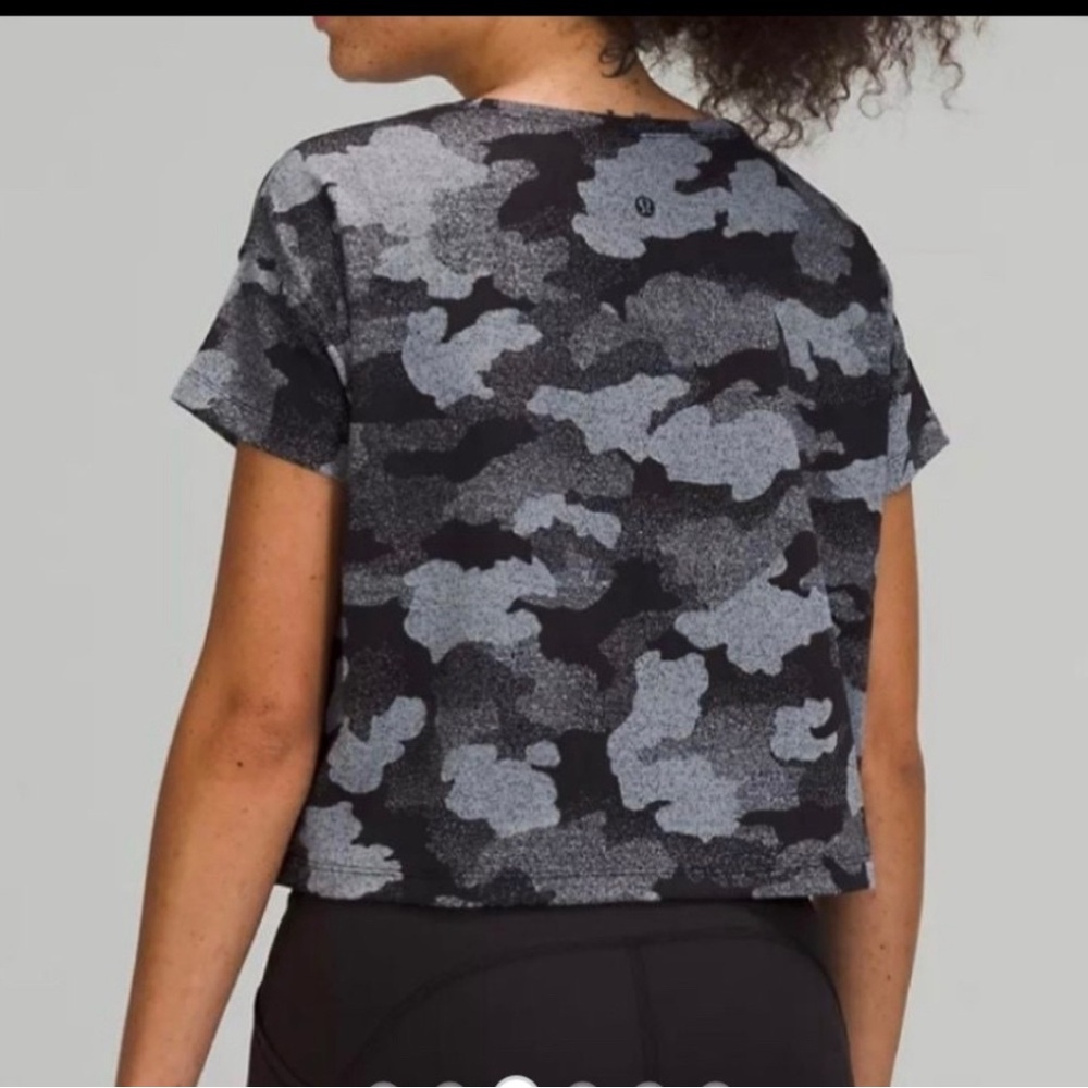 Lululemon Cates Tee‎ Shirt Top Women 4 Black Gray Camo Stretch Sporty Gorpcore - Picture 13 of 14